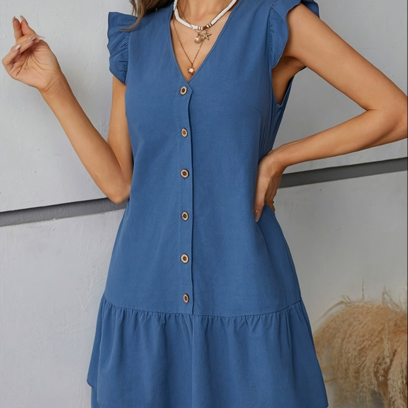 Elegant Women'S Sleeveless Dress with Ruffled Trim.