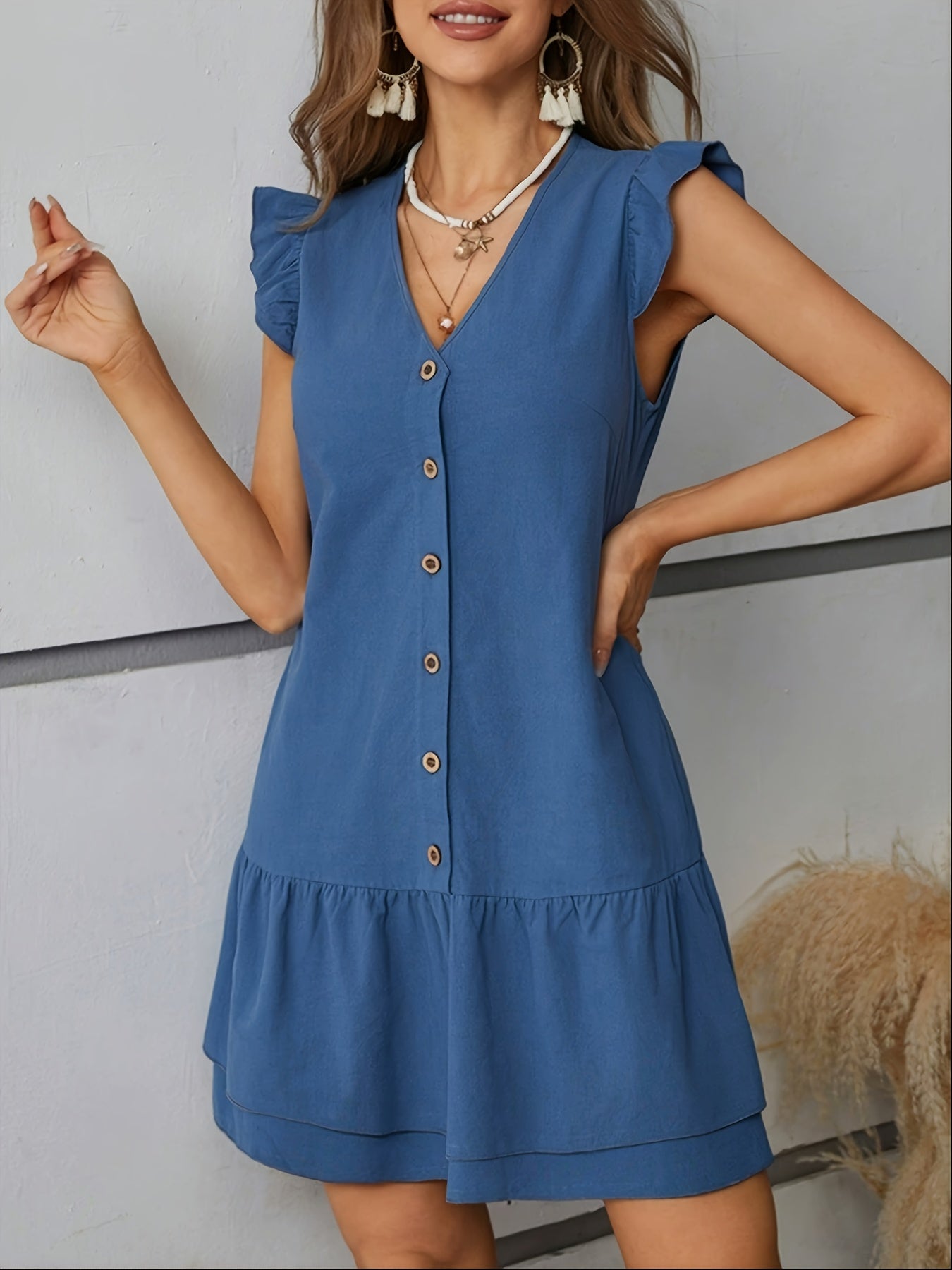 Elegant Women'S Sleeveless Dress with Ruffled Trim.